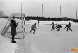 Ungdomar som spelar bandy.