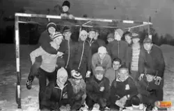 Fotbollsspelare i Edsbyns IF. På burtaket 1.Leif Kihlström. 