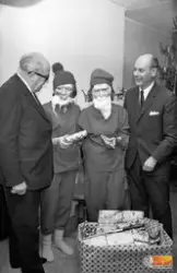 Två män och två tomtar.
Från vänster 1.P A Persson 2.okänd 3