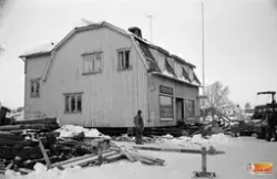 För att kunna bredda Långgatan flyttades Malmgrens fastighet