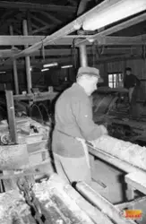 Erik "Kurra-Lasse" Larsson vid blocksågen vid Rotebro Såg. I