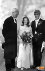 Olle Olsson med brudparet Lena f. Edströms och Torsten Adolf