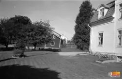 Pransgården i Roteberg med härbärget i mitten och bakom dett