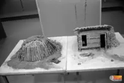 Kolmila och koja i miniatyr i Edsbyns museum.
Tillverkad av 