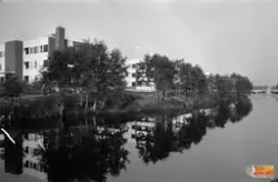 Ett parti av Voxnan med hyreshusen på kv. Skidan i Edsbyn.