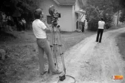 Björn Berge filmar en scen vid Lim Johans stuga i Kyan.
Mari