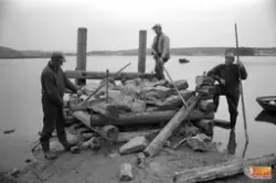 Rivning av stenkistor, vid badplatsen i Norsbron.
1. Okänd
2