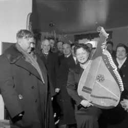 Ukrainsk bandura og russisk balalaika overrekkes fru Victori