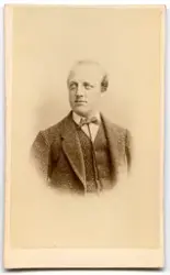 Porträtt på en man i halvfigur.