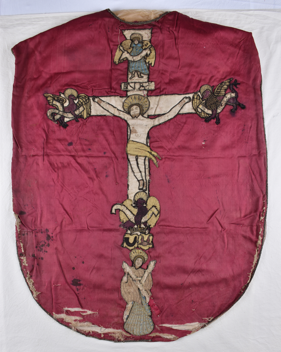 På mässhakens framsida finns en korsformad besättning av vävda guldband. Ryggsidan har även den en korsformad besättning, vilken föreställer Kristus på korset. På korsarmarna finns evangelisternas sinnesbilder. I nedre kanten av korset finns två förenade vapen och därunder en helgonbild. 

Enligt liggare:
"Messhake av rött siden med broderier från 1500-talet; Kristus på korset; på korsarmarna evangelisternas sinnebilder; under korset tvänne förenade vapen, därunder en helgonbild med Andreaskorset"


Neg.nr: 1984-04