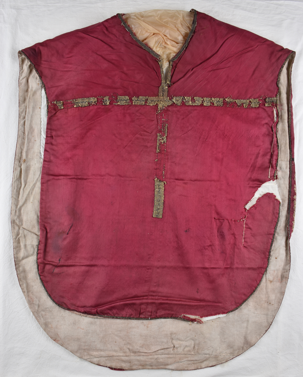 På mässhakens framsida finns en korsformad besättning av vävda guldband. Ryggsidan har även den en korsformad besättning, vilken föreställer Kristus på korset. På korsarmarna finns evangelisternas sinnesbilder. I nedre kanten av korset finns två förenade vapen och därunder en helgonbild. 

Enligt liggare:
"Messhake av rött siden med broderier från 1500-talet; Kristus på korset; på korsarmarna evangelisternas sinnebilder; under korset tvänne förenade vapen, därunder en helgonbild med Andreaskorset"


Neg.nr: 1984-04