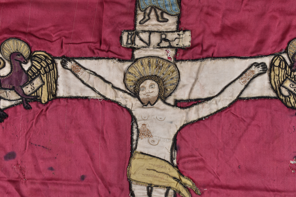 På mässhakens framsida finns en korsformad besättning av vävda guldband. Ryggsidan har även den en korsformad besättning, vilken föreställer Kristus på korset. På korsarmarna finns evangelisternas sinnesbilder. I nedre kanten av korset finns två förenade vapen och därunder en helgonbild. 

Enligt liggare:
"Messhake av rött siden med broderier från 1500-talet; Kristus på korset; på korsarmarna evangelisternas sinnebilder; under korset tvänne förenade vapen, därunder en helgonbild med Andreaskorset"


Neg.nr: 1984-04