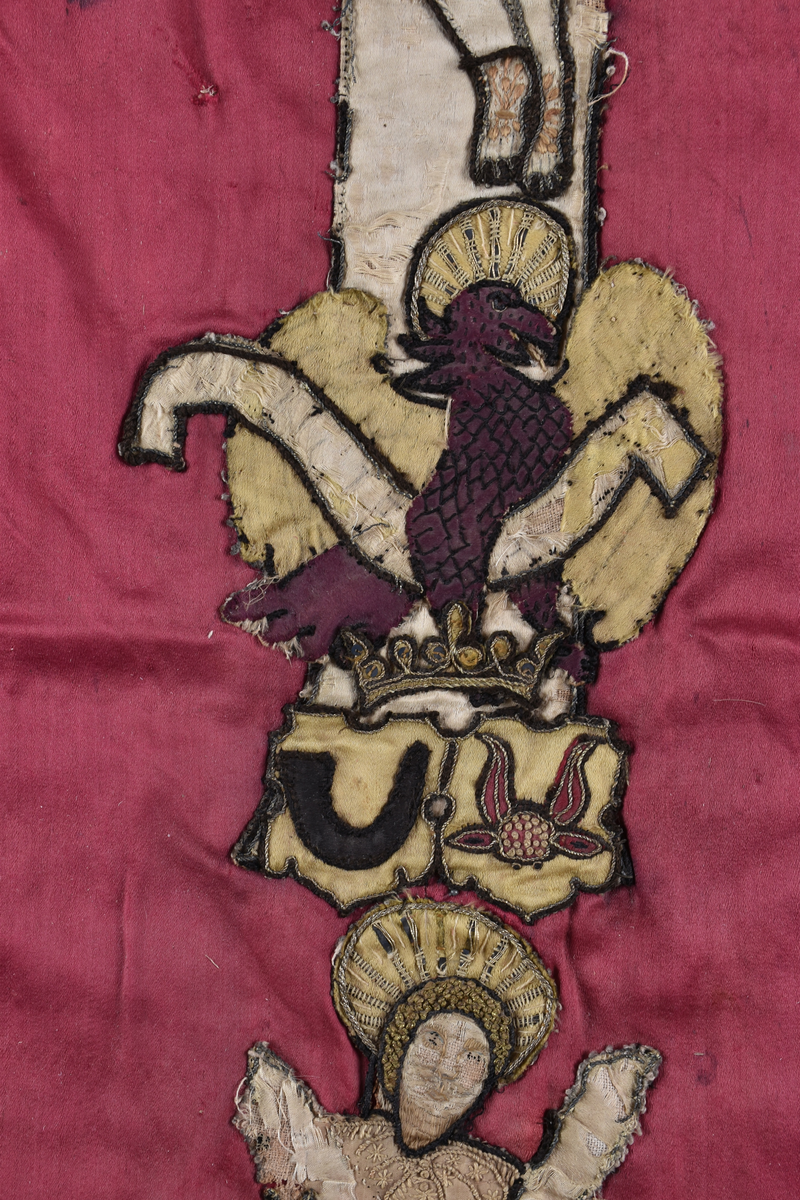 På mässhakens framsida finns en korsformad besättning av vävda guldband. Ryggsidan har även den en korsformad besättning, vilken föreställer Kristus på korset. På korsarmarna finns evangelisternas sinnesbilder. I nedre kanten av korset finns två förenade vapen och därunder en helgonbild. 

Enligt liggare:
"Messhake av rött siden med broderier från 1500-talet; Kristus på korset; på korsarmarna evangelisternas sinnebilder; under korset tvänne förenade vapen, därunder en helgonbild med Andreaskorset"


Neg.nr: 1984-04