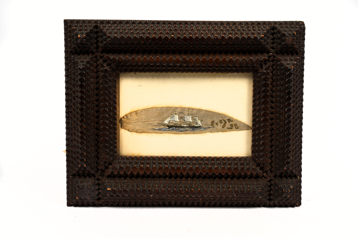 Minatyr av korvetten FREJA målad på silverleaf från Sydafrika uppsatt på vit kartong.