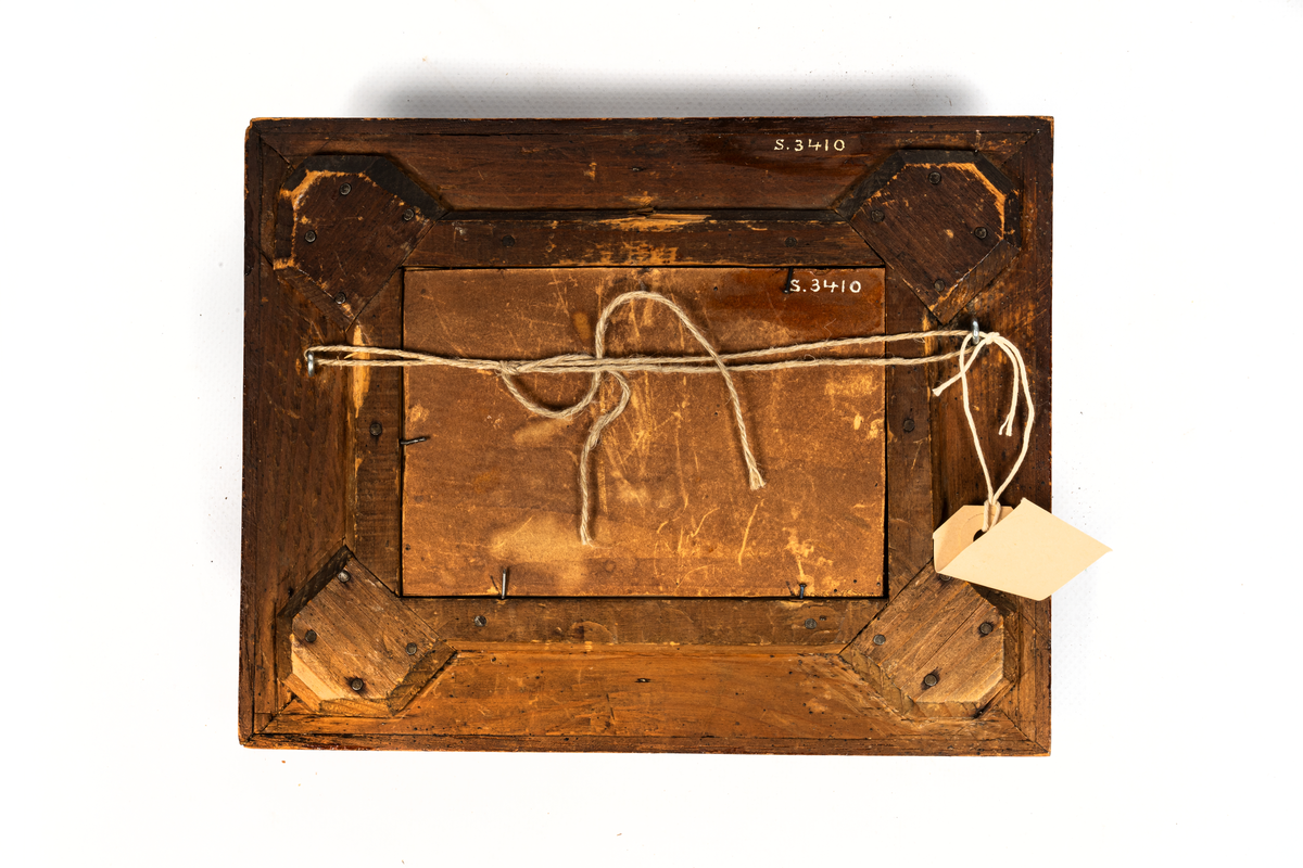 Minatyr av korvetten FREJA målad på silverleaf från Sydafrika uppsatt på vit kartong.