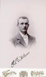 Porträtt av P. Lindblom, Skog (enligt text framsida kort och