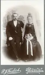 Bröllopsporträtt av bryggare Jonas och hans fru Inga Lindber