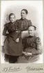 Porträtt av Marta Lindgren (sittande) Inga Lindgren g. Näslund och Marta Näslund (enligt text i album).