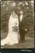 Bröllopsporträtt av Ellen och Adolf Lindén, Hudiksvall (enligt text i album).
