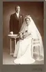 Bröllopsporträtt av Anna och Josef Hellman, Bergsjö (enligt text i album).
