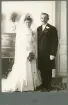 Bröllopsporträtt av Anna och Emanuel Lindström, (Totra Hamrånge?) (enligt text i album).