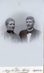 Porträtt av en man och kvinna.