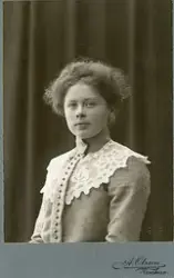 Kvinnoporträtt. Suddigt namn i album, A. Pettersson, Torsåke