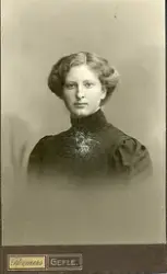 Porträtt av Lydia Hellman, Elgnäs (enligt text i album).