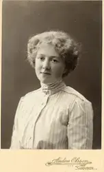 Porträtt av Elsa Lindefeldt, Lingbo (enligt text i album).