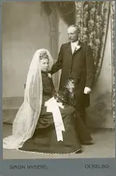 Bröllopsporträtt av brudparet Per Åkerlund, Lingbo (enligt t