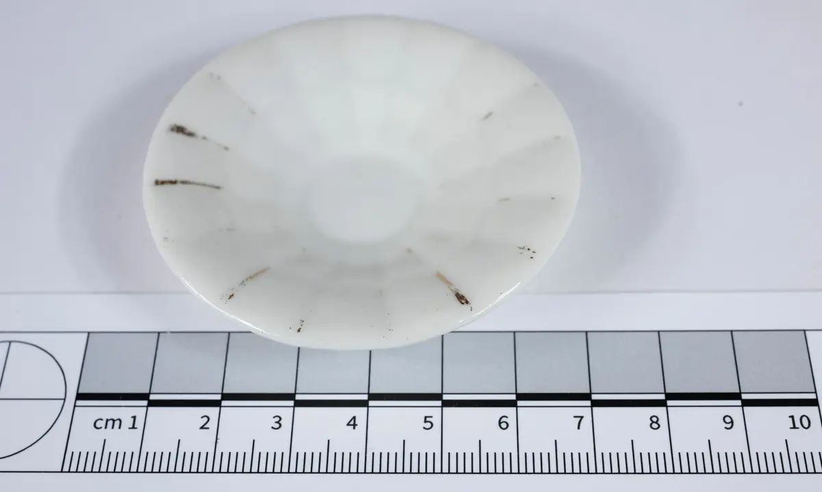 Ofärgad glasyr med obränd gulddekor.
:1 Kaffekanna med lock, H 65 mm.
:2 Sockerskål med lock, H 60 mm.
:3 Gräddkanna, H 55 mm.
:4 Korg, H 60 mm.
:5 Kaffekopp med fat, H 25 mm.
:6 Fat (med druvklase i relief) Diam 60 mm.
:7 Vas, H 60 mm.
:8 Vas, H 60 mm.