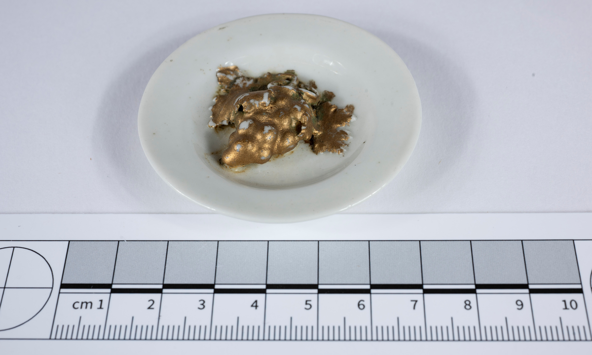 Ofärgad glasyr med obränd gulddekor.
:1 Kaffekanna med lock, H 65 mm.
:2 Sockerskål med lock, H 60 mm.
:3 Gräddkanna, H 55 mm.
:4 Korg, H 60 mm.
:5 Kaffekopp med fat, H 25 mm.
:6 Fat (med druvklase i relief) Diam 60 mm.
:7 Vas, H 60 mm.
:8 Vas, H 60 mm.