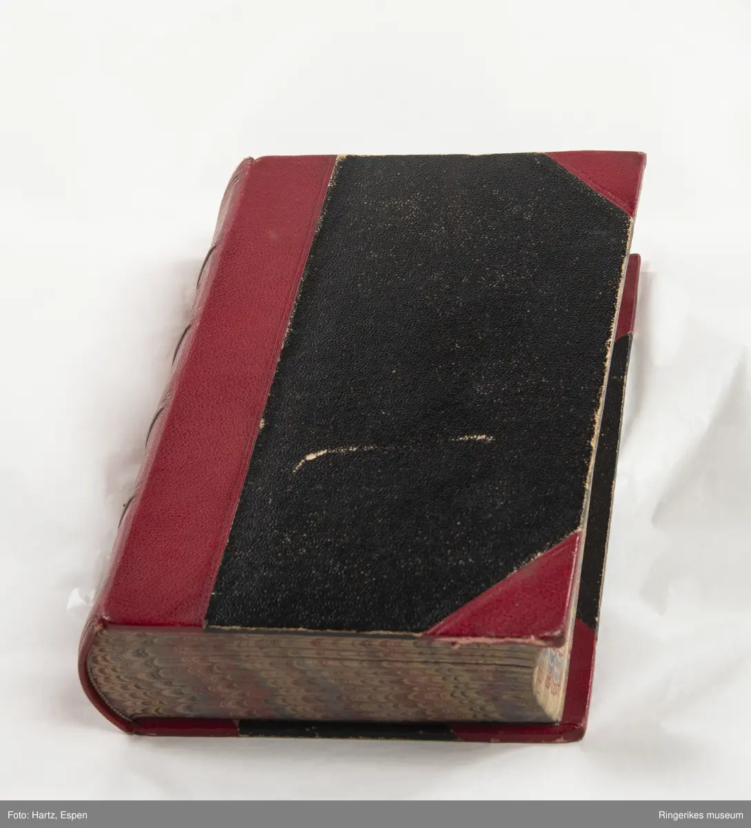 Af mit Levnet: Meddelelser af (forfatternavn) skrevet av H. Martensen. Trykket i København i 1883. 244 sider.