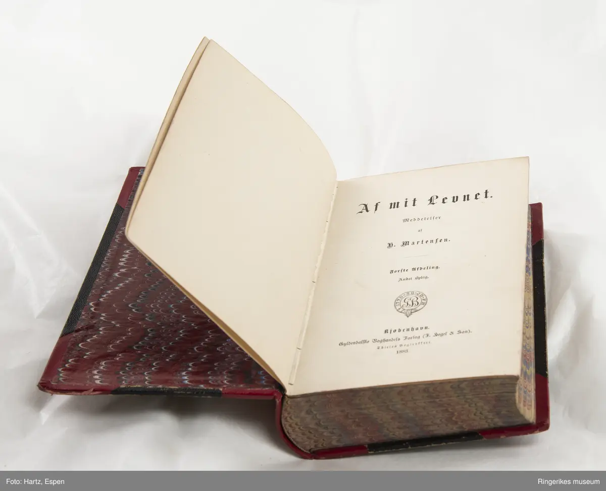 Af mit Levnet: Meddelelser af (forfatternavn) skrevet av H. Martensen. Trykket i København i 1883. 244 sider.