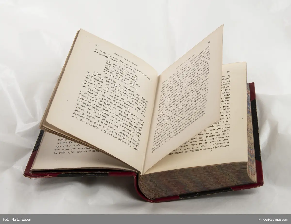 Af mit Levnet: Meddelelser af (forfatternavn) skrevet av H. Martensen. Trykket i København i 1883. 244 sider.