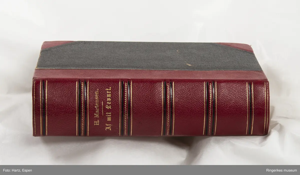Af mit Levnet: Meddelelser af (forfatternavn) skrevet av H. Martensen. Trykket i København i 1883. 244 sider.