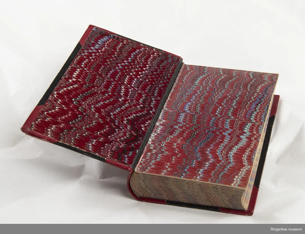 Af mit Levnet: Meddelelser af (forfatternavn) skrevet av H. Martensen. Trykket i København i 1883. 244 sider.