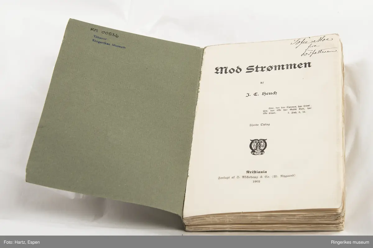 Svar skrevet av J. C. Heuch. Trykket i Kristiania i 1903. 212 sider.