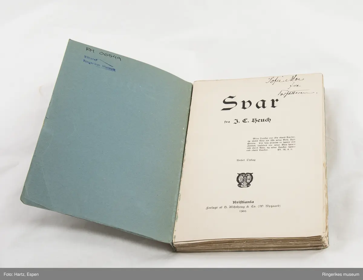 Svar skrevet av J. C. Heuch. Trykket i Kristiania i 1903. 212 sider.