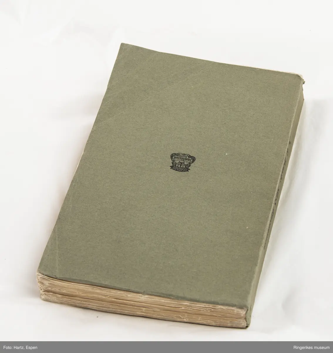 Svar skrevet av J. C. Heuch. Trykket i Kristiania i 1903. 212 sider.