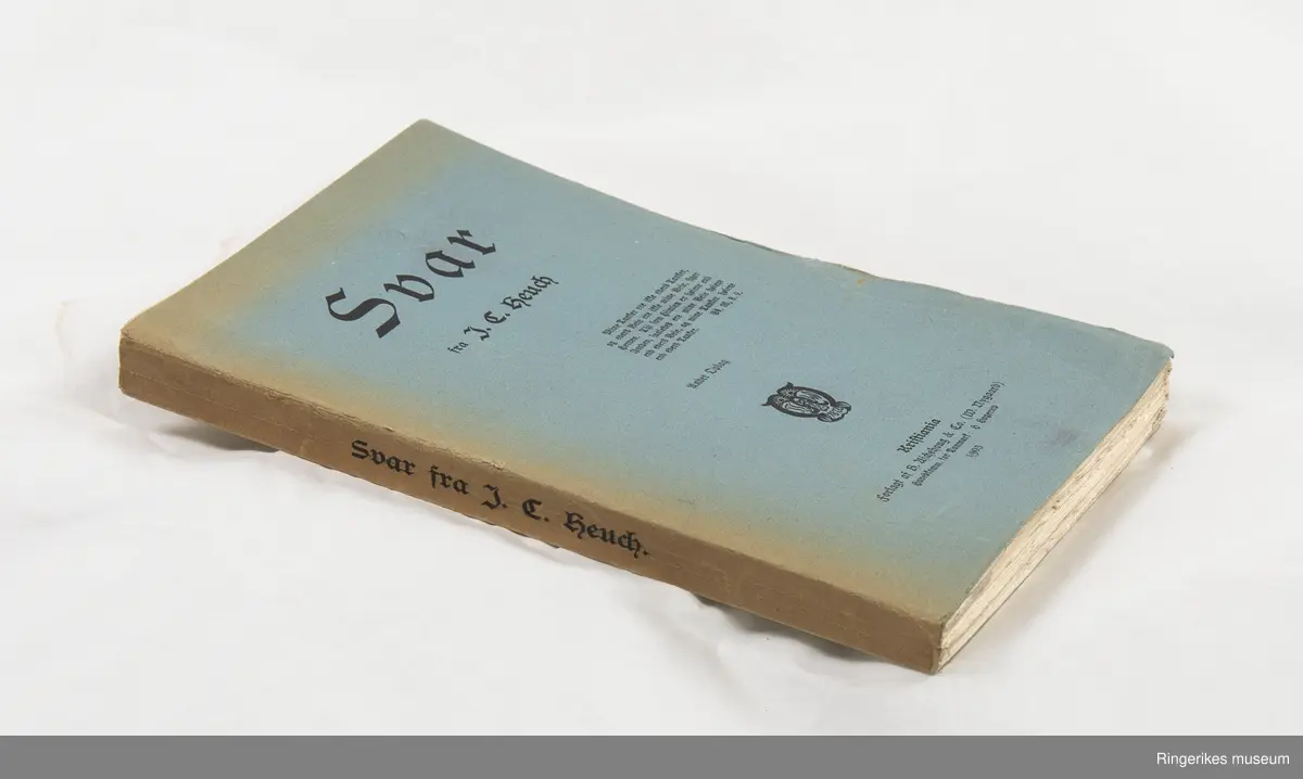 Svar skrevet av J. C. Heuch. Trykket i Kristiania i 1903. 212 sider.