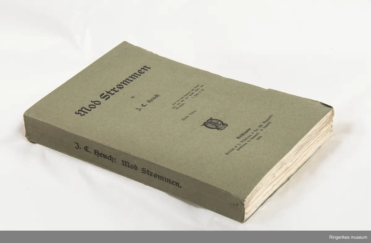 Svar skrevet av J. C. Heuch. Trykket i Kristiania i 1903. 212 sider.