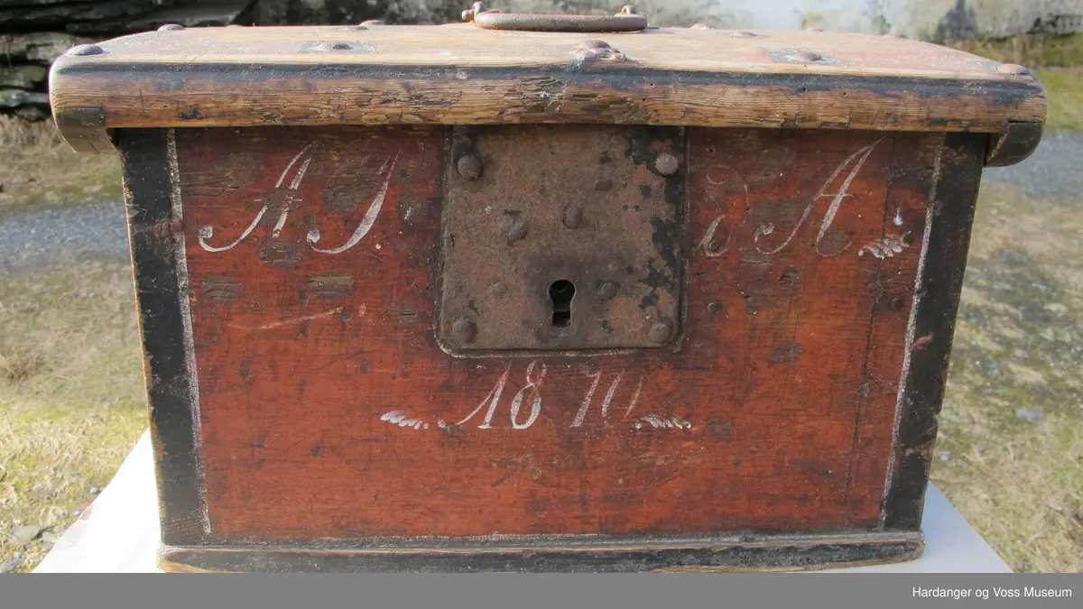 Lita kiste med dobbel botn jmf protokoll (er låst, manglar ).