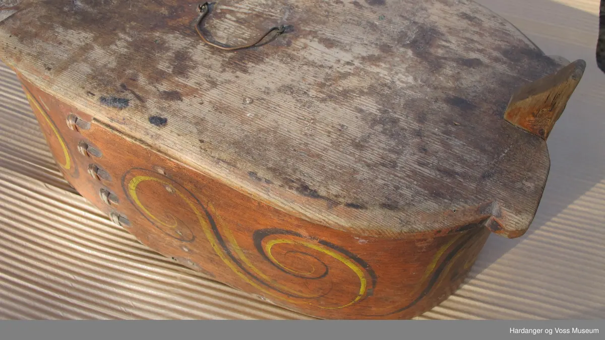 Raud, oval, sveipt og rosemalt tine med lok