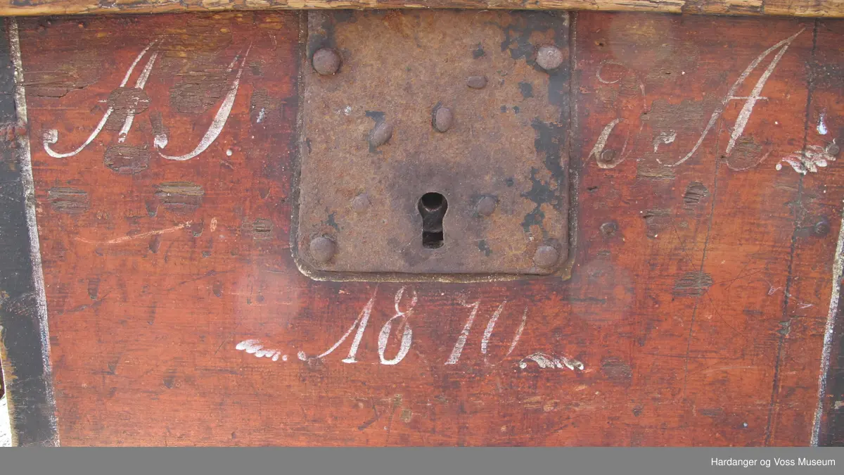 Lita kiste med dobbel botn jmf protokoll (er låst, manglar ).