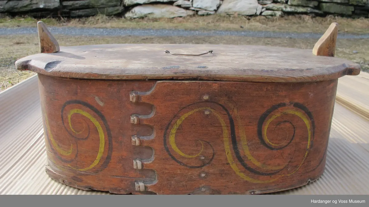 Raud, oval, sveipt og rosemalt tine med lok