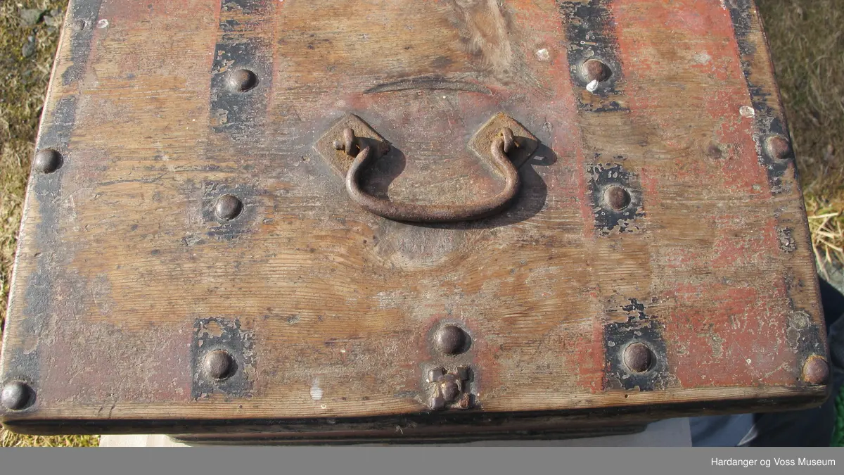 Lita kiste med dobbel botn jmf protokoll (er låst, manglar ).