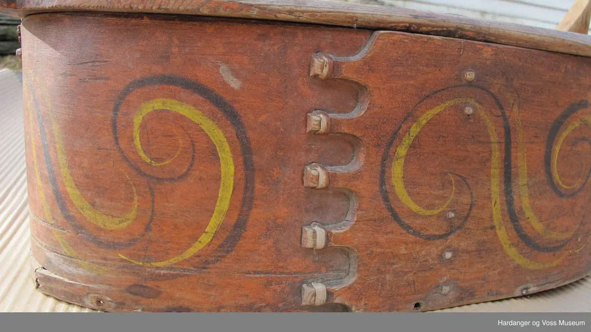 Raud, oval, sveipt og rosemalt tine med lok