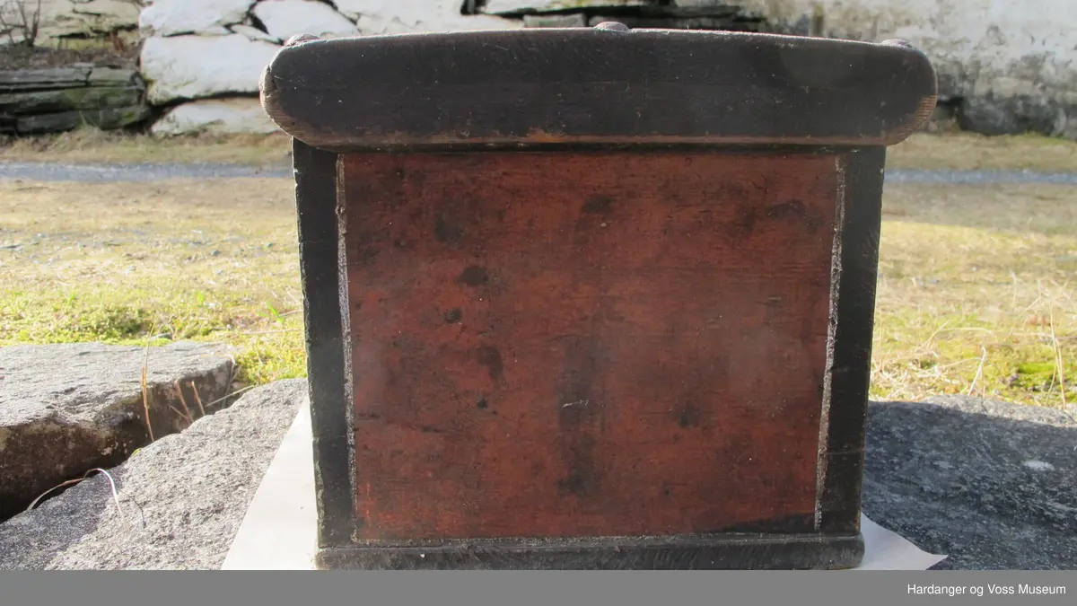 Lita kiste med dobbel botn jmf protokoll (er låst, manglar ).