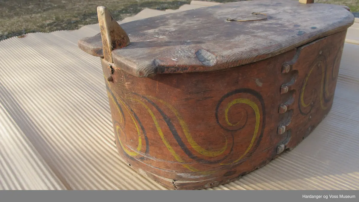 Raud, oval, sveipt og rosemalt tine med lok